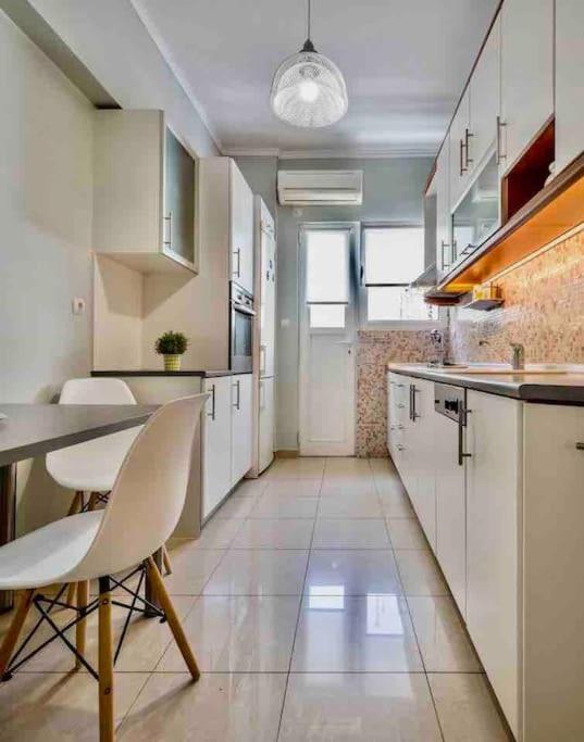 A Unique Apartment In The Historical Center-3Bds アテネ エクステリア 写真