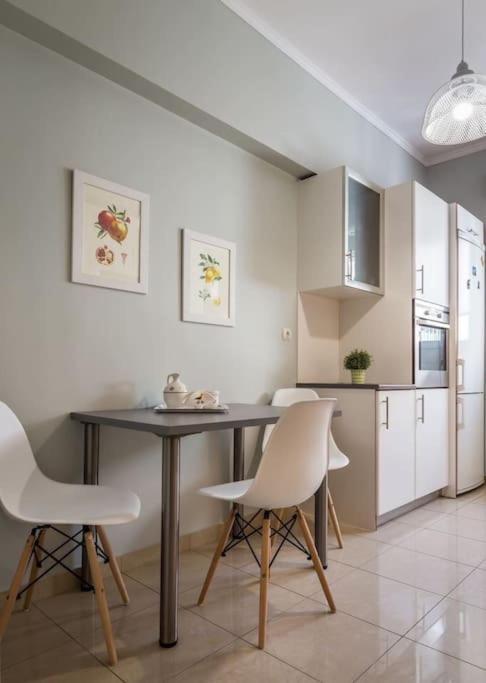 A Unique Apartment In The Historical Center-3Bds アテネ エクステリア 写真
