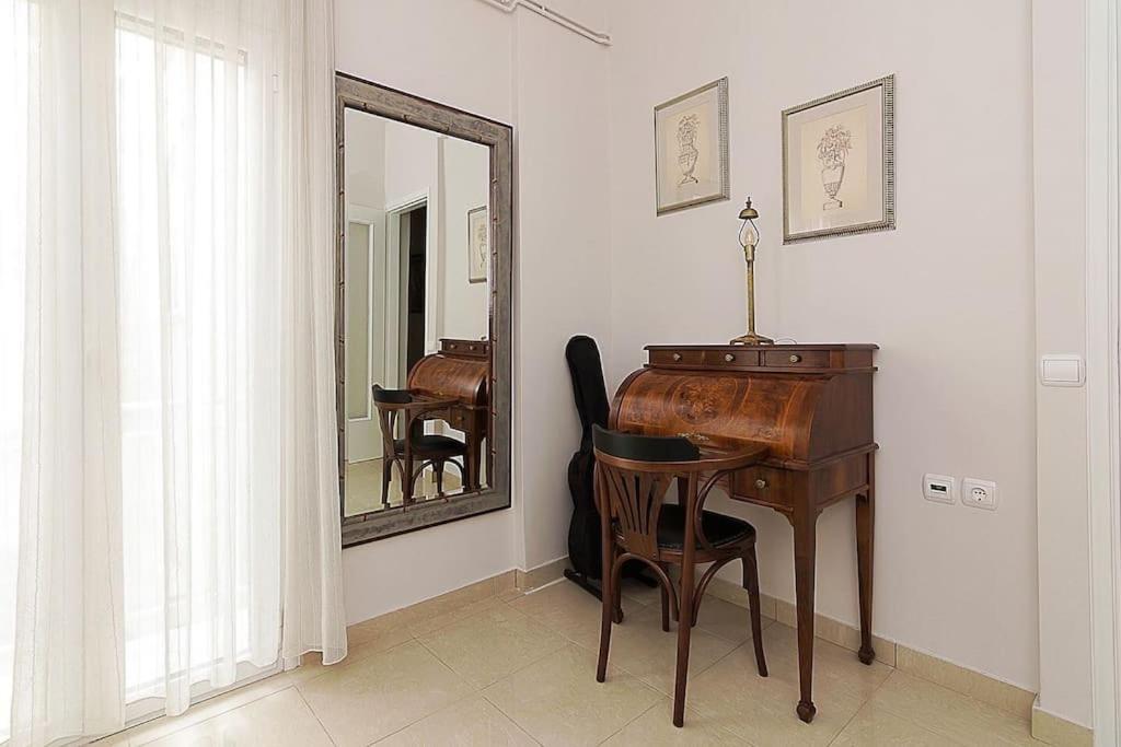 A Unique Apartment In The Historical Center-3Bds アテネ エクステリア 写真