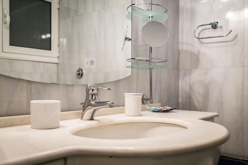 A Unique Apartment In The Historical Center-3Bds アテネ エクステリア 写真